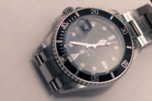 【素朴な疑問】電波時計やスマホの時計は海外に行くと自動で現地時間になるの？