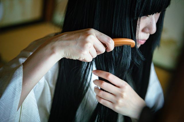 ホラー風の女性