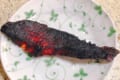 焼きすぎて凄まじいビジュアルとなった鮭が、あの「超有名怪獣の肉片」に似ていると話題に!