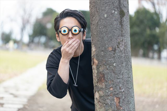 驚いている謎の男性