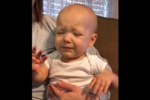 ワンコの癒しパワーは最強！ぐずった赤ちゃんに子犬を抱っこさせたところ・・・