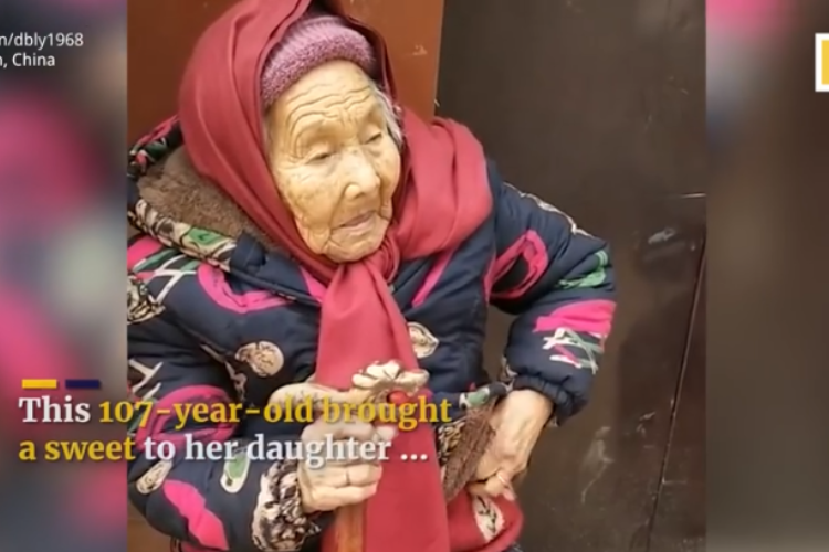 いくつになっても親は子を想う。107歳の母が84歳の娘に飴を手渡す姿にほっこり