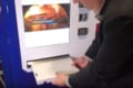 できたてアツアツ!本格的なピザを買える自動販売機がアメリカの大学に登場!