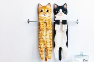 ぶら～んと長く伸びた猫を再現！『こんなに伸びるの！？なが～い猫タオル』が可愛らしい