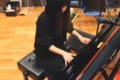 ピアノを弾き始める大塚愛。練習中と言いつつ、凄まじいクオリティの「鬼滅の刃」主題歌を披露!