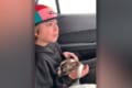 父の死から5日・・・父からの最後のプレゼントの子犬を手渡されて涙を浮かべる息子の姿に胸を打たれる