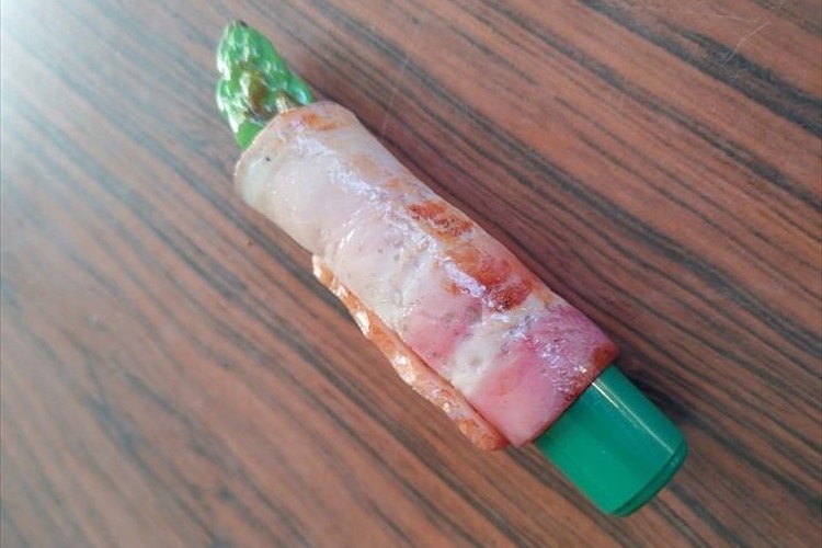 アスパラベーコン型の印鑑を出したら・・・窓口のお姉さんの目付きが猛禽類のようだった(笑)