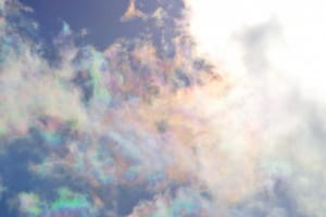 彩雲を見つけた日はいいことあるかも！？縁起がいいとされる虹色の美しい雲