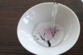 まるで花見気分に!17℃以下の温度で色が変化する冷酒盃がめちゃくちゃ素敵