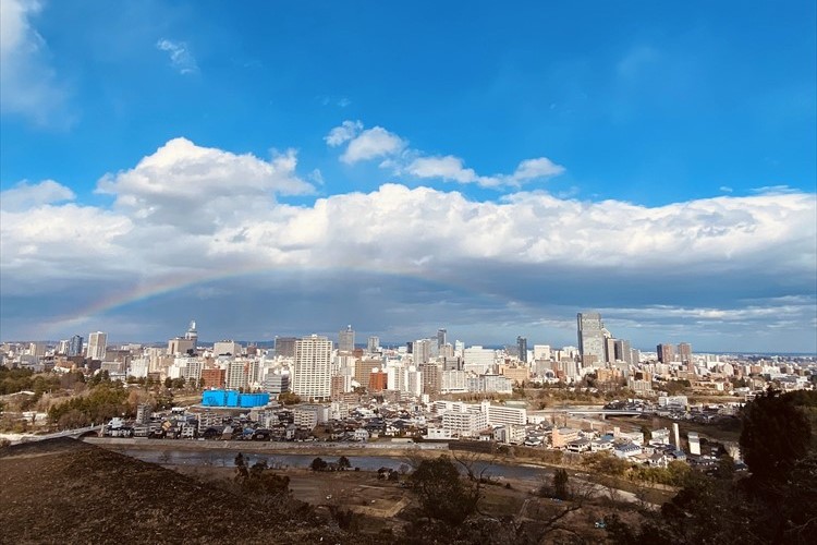 東日本大震災から9年。発生時刻の午後2時46分の直前、仙台のまちに雨上がりの虹がかかる