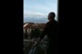 イタリアに希望と喜びを!テノール歌手が歌う『トゥーランドット』が静寂の街中に響き渡る