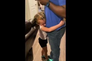 親からのサプライズに喜びの涙！少女の長年望んでいた夢が叶った瞬間にグッとくる