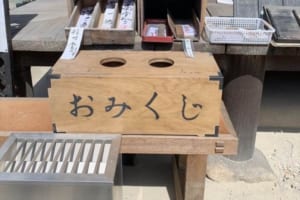 「これは御利益ありそうだ」おみくじ箱の中に何かが潜んでいると思ったら･･･