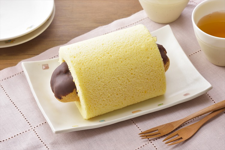 エクレアとロールケーキが1つに!人気の味を組み合せたハイブリッドスイーツが銀座コージーコーナーに登場!