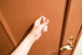 あまり気にしたことがないノックの回数、実は世界的な決まりがあった!