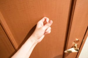 あまり気にしたことがないノックの回数、実は世界的な決まりがあった！