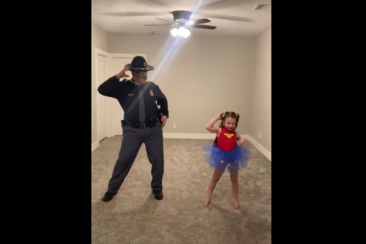 ダンス発表会が延期で落ち込む娘のため、警察官のパパがダンスを覚えて一緒に披露!