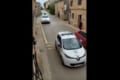 外出自粛中の住宅街にやって来たパトカー。事件発生かと思いきや・・・まさかの展開に!