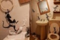 外出できない分、家で発散!?覆面画家のバンクシーが風刺のきいた絵を自宅のトイレに描く(笑)