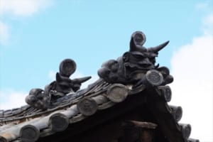 屋根に飾られている恐ろしい顔をした「鬼瓦」、その意外なルーツとは？
