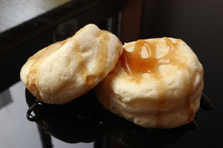 ベーキングパウダー不要！卵のプロが教えるふわふわパンケーキの作り方を紹介