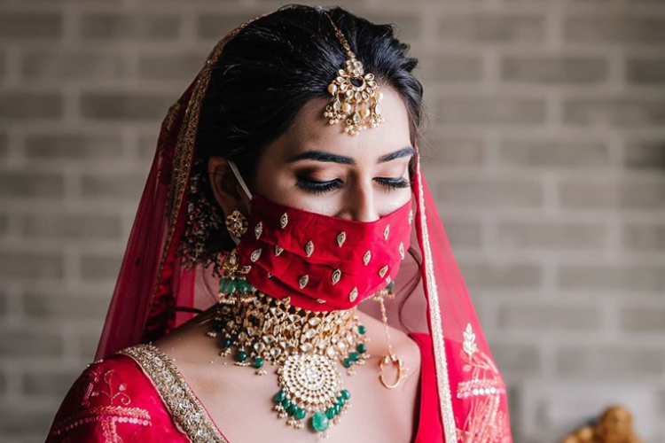 ロックダウン中のインドの結婚式で花嫁が着けているマスクが衣装の一部みたいで素敵！