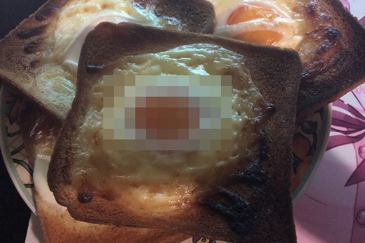 食べようとしたら目が合いました。エッグトーストを作ったらホラーな仕上がりに･･･