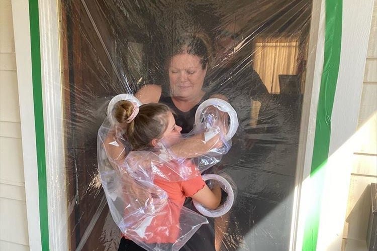 大好きな祖父母とハグするために、10歳の少女がハグ用のカーテンを手作り