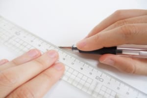 文房具の「物差し」と「定規」、実は目的に合わせて使い分けられていた！