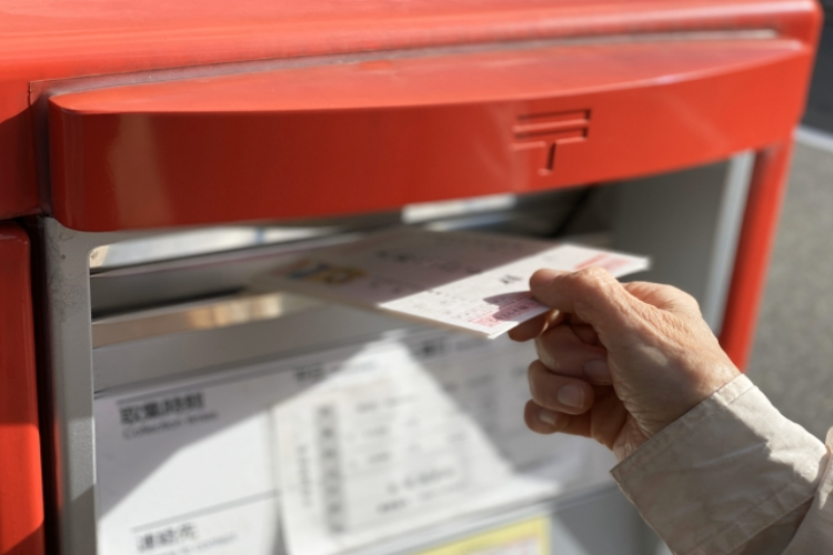 郵便物に書くマーク「〒」は日本だけでしか通じない？郵便記号の由来をご紹介