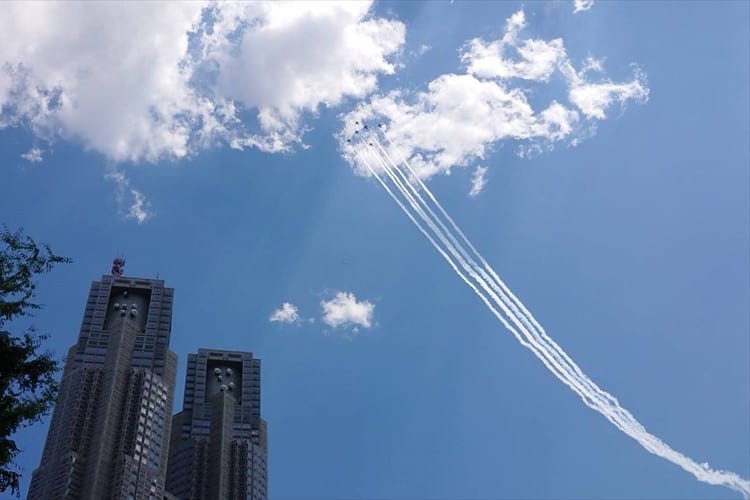 新型コロナと闘い続ける医療従事者に敬意を示すため「ブルーインパルス」が東京都心を飛行！