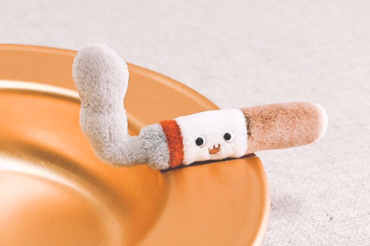 前歯がチャーミング！ゆるくてフワフワなタバコのぬいぐるみが可愛すぎると話題に