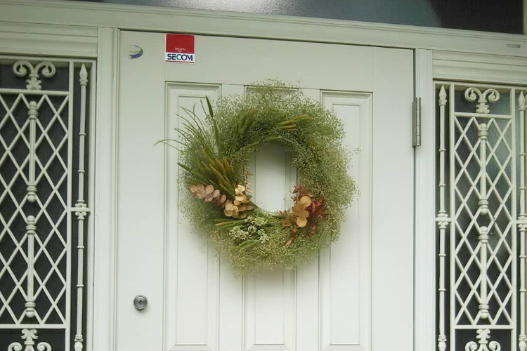 むしっても刈ってもキリがない庭の雑草をリースにしてみたら･･･あれ、可愛い！