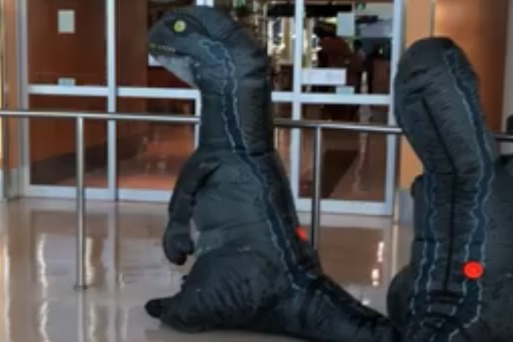 おばあちゃん最高！サプライズしようと恐竜の着ぐるみで祖母を出迎える孫だったが･･･