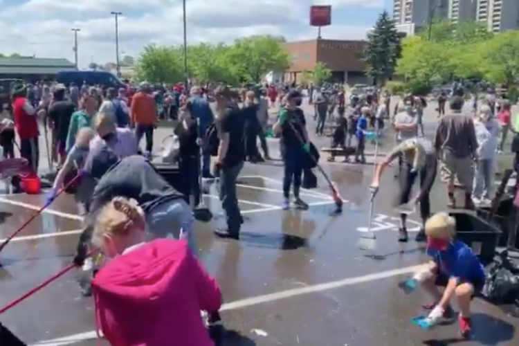 暴徒化したミネアポリスの街に、平和を願う大勢のボランティア清掃員が出現