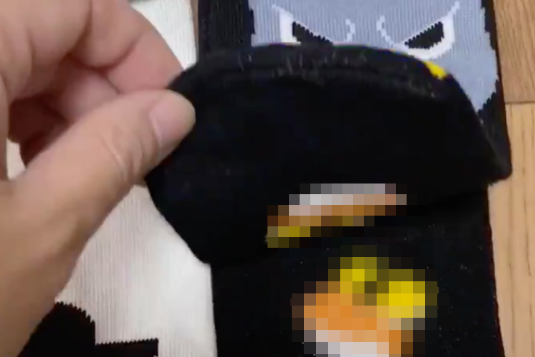 可愛い鳥の靴下を一足ずつめくって底のデザインを確認すると･･･まさかのオチに笑った