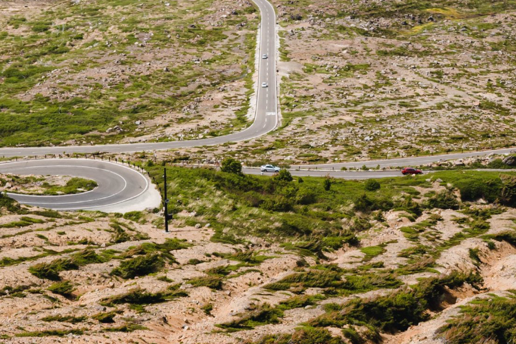 海外のハイウェイかと思ったら･･･まさかの日本！ハリウッド映画に出てきそうな絶景が話題に