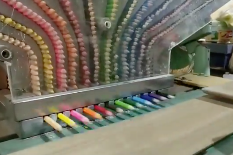 虹を詰めてるみたい♪色鉛筆の製造動画がずーっと見ていられるほど気持ちいい