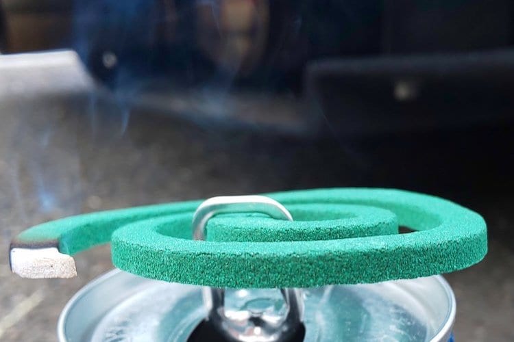 これからの季節に役立つかも！？身近にあるもので代用した「蚊取り線香立て」が話題に