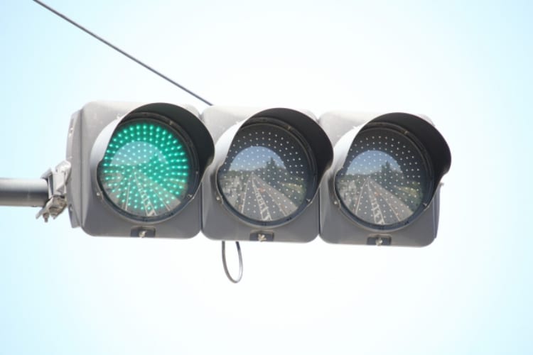 緑色の信号を「青信号」と呼ぶのはなぜ？青と表現するのは世界でも日本だけ？