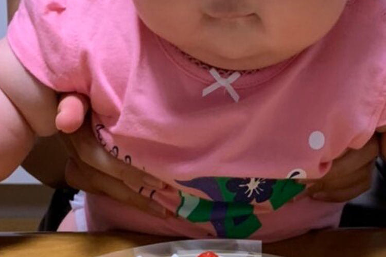 ハーフバースデーを迎えた赤ちゃんのむちむちな腕が最上級の「ちぎりパン」で激カワ！