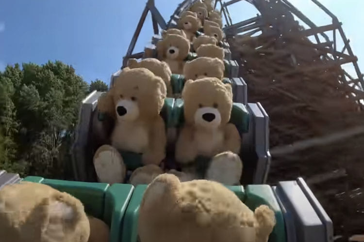 生きているみたい！休園中のテーマパークでジェットコースターを楽しむぬいぐるみ団体客