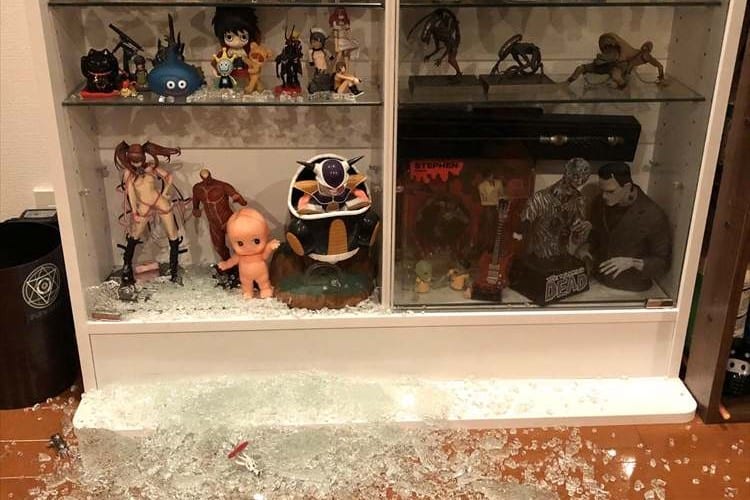 フリーザ様の戦闘力が高すぎた！？突然割れたフィギュア棚のガラス戸が話題に
