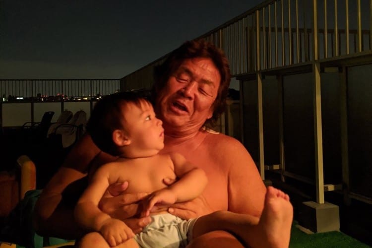 文面は厳しいのに、笑顔は優しい。孫への愛情が炸裂した長州力のツイートが話題に