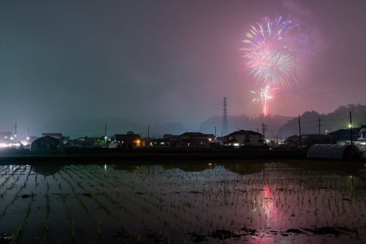 花火師たちが粋な演出！悪疫退散祈願を込めた花火が日本全国の夜空を彩った