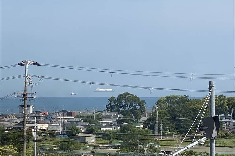 空飛ぶタンカー！？大阪の海で目撃した不思議すぎる光景が話題に