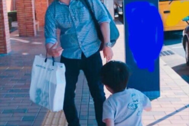 パパと3ヶ月ぶりに再会！全身で喜びを表現する息子の後ろ姿にグッとくる
