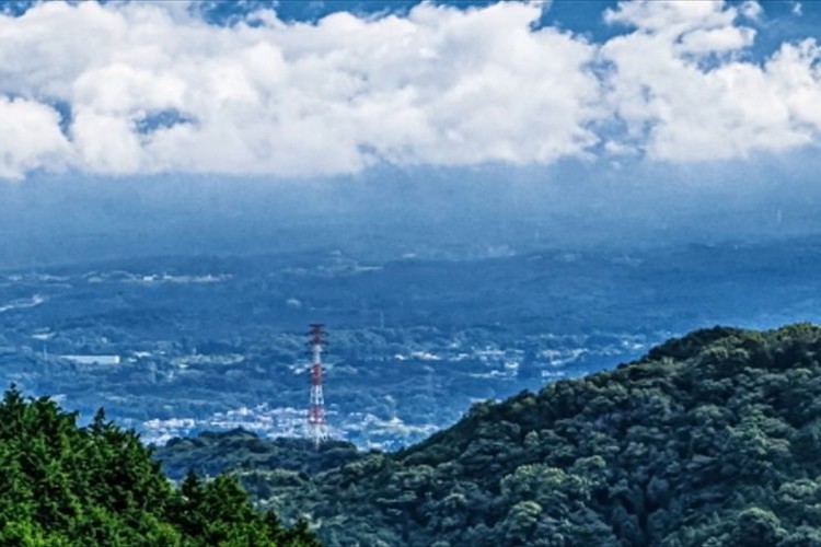 珍しい光景に目が釘付け！ミルフィーユのような雲がかかった富士山が幻想的