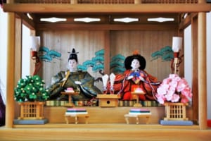 雛人形の並べ方、それは時代や地域によって違いがあるって知っていました？