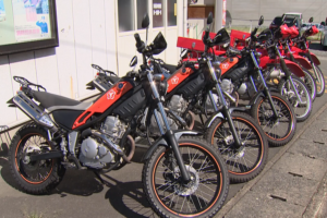 働くバイク「赤バイ」は白バイとはどう違うの？どんな任務があるの？